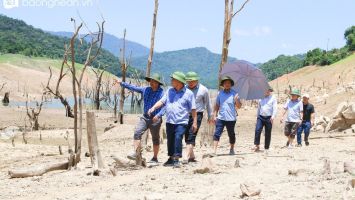 Phó Chủ tịch UBND tỉnh kiểm tra thực địa Dự án Khu tái định cư Khe Hộc, bản Huồi Pủng, xã Hữu Khuông (Tương Dương)