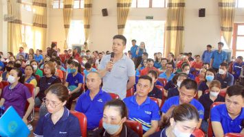 Đoàn đại biểu Quốc hội tiếp xúc cử tri với 200 công nhân, người lao động Nghệ An