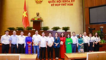 Đoàn đại biểu Quốc hội Nghệ An chúc mừng nhóm tác giả Báo Nghệ An đạt Giải Diên Hồng lần thứ nhất