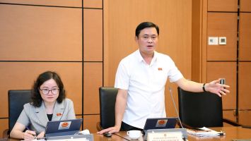 Đoàn ĐBQH Nghệ An thảo luận tại Tổ về dự án Luật Đất đai (sửa đổi)