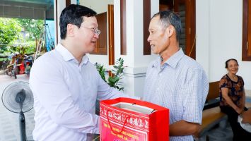 Chủ tịch UBND tỉnh Nguyễn Đức Trung thăm hỏi, tặng quà các gia đình có công với cách mạng tại huyện Nghi Lộc