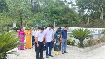 Đoàn đại biểu Quốc hội tỉnh và Thường trực Hội đồng nhân dân tỉnh dâng hương, dâng hoa tại Nghĩa trang liệt sĩ ngành Giao thông vận tải Nghệ An