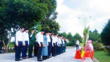 Lãnh đạo tỉnh Nghệ An dâng hương tại Nghĩa trang liệt sĩ huyện Vĩnh Linh, Quảng Trị