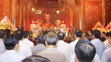 Đoàn công tác tỉnh Quảng Ngãi dâng hương tưởng niệm Chủ tịch Hồ Chí Minh