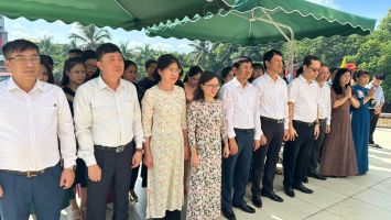 Cơ quan Văn phòng Đoàn ĐBQH và HĐND tỉnh dâng hương tại Nghĩa trang liệt sĩ thành phố Vinh