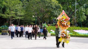Phó Chủ tịch Quốc hội Trần Quang Phương dâng hoa, dâng hương tại Khu Di tích Kim Liên