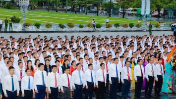 Lãnh đạo tỉnh và hơn 1.000 cán bộ chủ chốt cấp xã dâng hoa tưởng niệm Chủ tịch Hồ Chí Minh