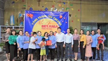 Cơ quan Văn phòng Đoàn ĐBQH và HĐND tỉnh trao quà tại Trung tâm nuôi dưỡng trẻ mồ côi Bêtania nhân dịp Tết Trung thu