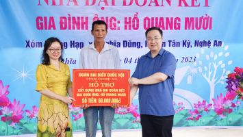 Đoàn đại biểu Quốc hội tỉnh Nghệ An trao nhà 'Đại đoàn kết' tại huyện Tân Kỳ