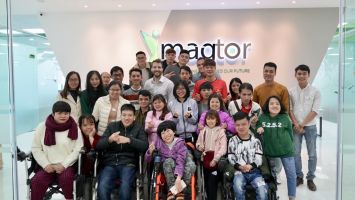 NGƯỜI VIẾT NHỮNG CÂU CHUYỆN TÌNH YÊU