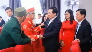 Chủ tịch Quốc hội Vương Đình Huệ tặng quà, chúc Tết gia đình người có công, hộ nghèo tại huyện Yên Thành