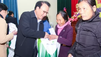 Phó Chủ tịch Thường trực HĐND tỉnh trao quà Tết cho người nghèo tại huyện Thanh Chương