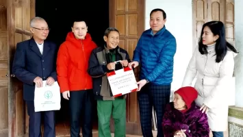 Ban Văn hóa - Xã hội Hội đồng nhân dân tỉnh tặng quà, chúc Tết tại xã Châu Hạnh, huyện Quỳ Châu