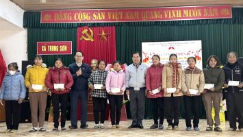 Đồng chí Vương Quốc Thắng - Ủy viên Chuyên trách Ủy ban KHCN&MT của Quốc hội trao quà Tết tại tỉnh Nghệ An