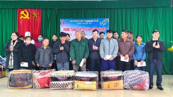 Đảng uỷ khối các cơ quan tỉnh thăm, tặng quà Tết cho các hộ nghèo tại huyện Thanh Chương