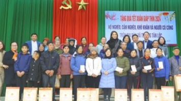 Phó trưởng Đoàn đại biểu Quốc hội trao quà Tết cho người nghèo tại huyện Nam Đàn