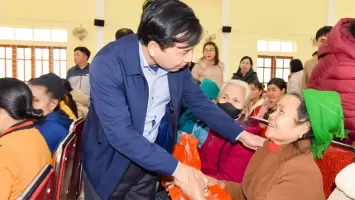 Thường trực Hội đồng nhân dân tỉnh tặng quà Tết tại huyện Quỳ Hợp