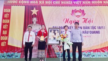Đại biểu Quốc hội Vi Văn Sơn dự ngày hội đại đoàn kết dân tộc tại bản Ạng, xã Châu Quang
