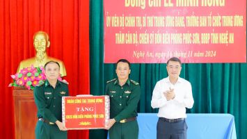 Trưởng Ban Tổ chức Trung ương Lê Minh Hưng thăm, tặng quà Đồn Biên phòng Phúc Sơn