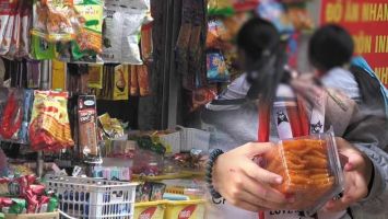 Đảm bảo vệ sinh an toàn thực phẩm trước cổng trường học