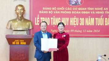 Lễ trao tặng huy hiệu 30 năm tuổi Đảng cho đảng viên thuộc Đảng bộ Văn phòng Đoàn ĐBQH và HĐND tỉnh