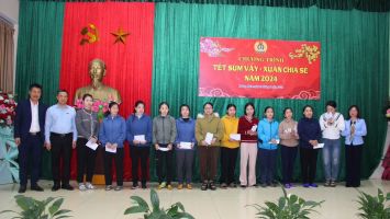 Đoàn đại biểu Quốc hội tỉnh tặng quà Tết cho công nhân, lao động khó khăn tại huyện Nghĩa Đàn và thị xã Hoàng Mai