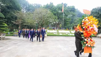 Lãnh đạo tỉnh Nghệ An dâng hoa, dâng hương tưởng niệm Chủ tịch Hồ Chí Minh và Tổng Bí thư Lê Hồng Phong