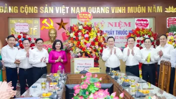 Chủ tịch UBND tỉnh Nguyễn Đức Trung chúc mừng Sở Y tế và Bệnh viện Hữu nghị Đa khoa tỉnh nhân kỷ niệm 69 năm ngày Thầy thuốc Việt Nam