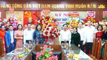 Thường trực HĐND tỉnh và Đoàn ĐBQH tỉnh chúc mừng Sở Y tế nhân Ngày Thầy thuốc Việt Nam