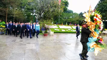 Chủ tịch Quốc hội dâng hoa, dâng hương tưởng niệm Chủ tịch Hồ Chí Minh tại Khu Di tích Quốc gia đặc biệt Kim Liên