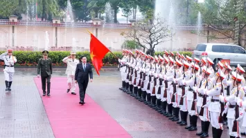 Chủ tịch Quốc hội Vương Đình Huệ thăm, chúc Tết cán bộ, chiến sĩ Công an Nghệ An