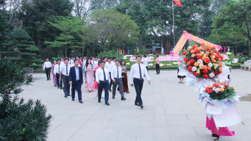 Đoàn đại biểu Văn phòng Đoàn đại biểu Quốc hội và HĐND 6 tỉnh Bắc Trung Bộ dâng hoa tưởng niệm Chủ tịch Hồ Chí Minh