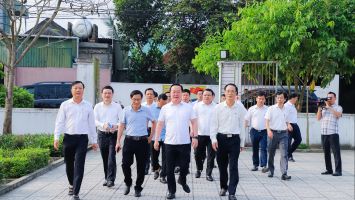 Chủ tịch UBND tỉnh Nguyễn Đức Trung thăm một số mô hình kinh tế tại huyện Hưng Nguyên