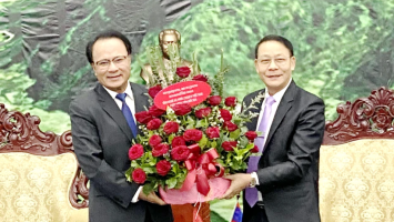 Đoàn công tác tỉnh Nghệ An chúc Tết cổ truyền Bunpimay tại tỉnh Xay Sổm Bun, nước CHDCND Lào