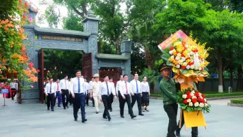Lãnh đạo tỉnh Nghệ An dâng hoa, dâng hương tưởng niệm Chủ tịch Hồ Chí Minh nhân kỷ niệm 134 năm ngày sinh của Người