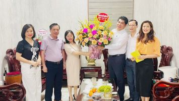 Đoàn đại biểu Quốc hội tỉnh Nghệ An chúc mừng Ngày truyền thống cơ quan công tác dân tộc (03/5/1946-03/5/2024)