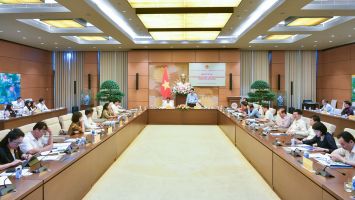 Chú trọng xây dựng chính sách hỗ trợ, thu hút nhà giáo