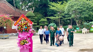 Đại tướng Đỗ Bá Tỵ, nguyên Phó Chủ tịch Quốc hội dâng hoa, dâng hương tưởng niệm Chủ tịch Hồ Chí Minh và các Anh hùng liệt sĩ tại tỉnh Nghệ An