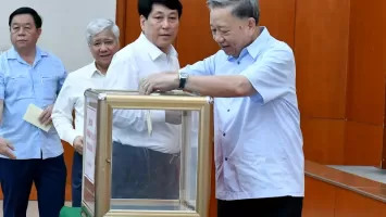 Mưa bão ác liệt đến đâu cũng qua đi, tình đồng chí, nghĩa đồng bào mãi còn ở lại