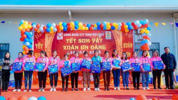 Đoàn đại biểu Quốc hội tỉnh Nghệ An trao quà tết cho công nhân lao động và người nghèo