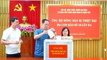 Văn phòng Đoàn ĐBQH và HĐND tỉnh quyên góp ủng hộ đồng bào bị thiệt hại do bão số 10