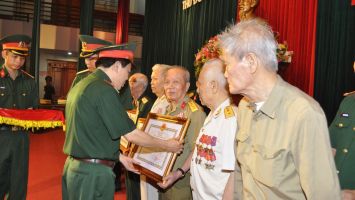 Bộ Chỉ huy Quân sự tỉnh trả lời cử tri về việc xét tặng, truy tặng Huân chương, Huy chương cho người có công