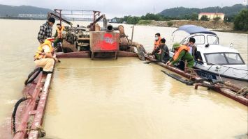 Xem xét hỗ trợ trang thiết bị phục vụ quản lý khai thác cát trên sông Lam