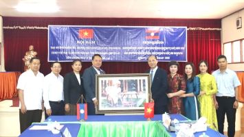 Đoàn công tác huyện Kỳ Sơn thăm và trao đổi kinh nghiệm tại tỉnh Xiêng Khoảng, Lào