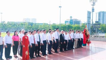 Đoàn đại biểu Đại hội Thi đua yêu nước trong đồng bào Công giáo Nghệ An dâng hoa, báo công lên Chủ tịch Hồ Chí Minh