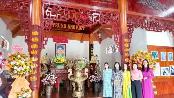 Đoàn đại biểu nữ cán bộ, công chức cơ quan Văn phòng Đoàn ĐBQH và HĐND tỉnh dâng hương tưởng niệm đồng chí Nguyễn Thị Minh Khai