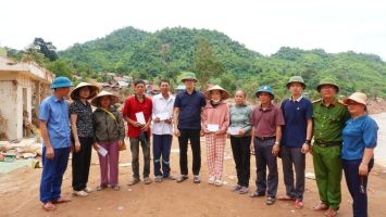 Cơ quan Văn phòng Đoàn ĐBQH và HĐND tỉnh Nghệ An thăm, tặng quà người dân bị ảnh hưởng bởi bão số 3 tại các xã miền Tây Nghệ An