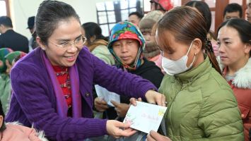 Phó Bí thư Tỉnh ủy Võ Thị Minh Sinh thăm, chúc Tết các xã Mường Lống, Huồi Tụ