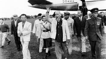 Quảng trường Hồ Chí Minh và tượng đài Bác Hồ - nơi tái hiện hình ảnh Người về thăm quê