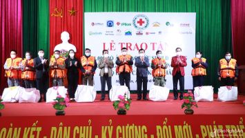 Nguyên Chủ tịch nước Trương Tấn Sang trao tặng phao cứu sinh đa năng cho ngư dân nghèo Nghệ An